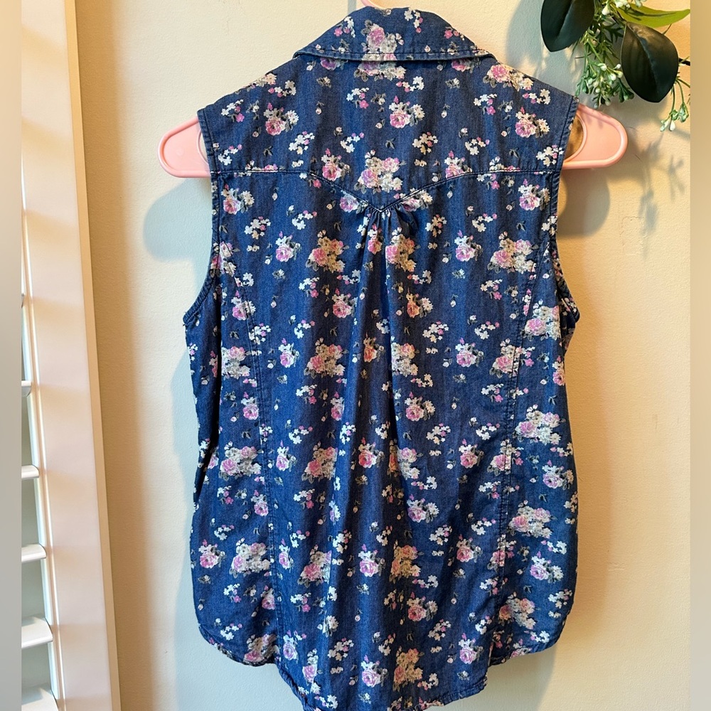 Levi’s Denim Floral Shirt - Picture 10 of 10